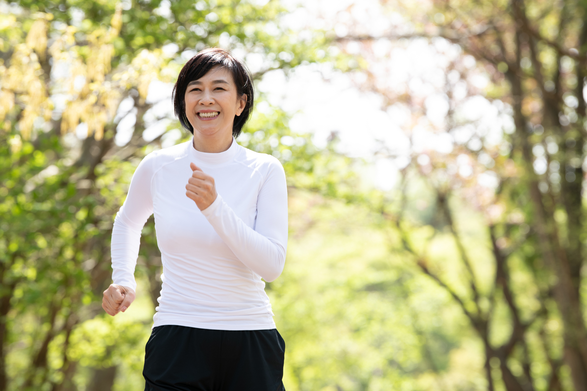 運動している女性