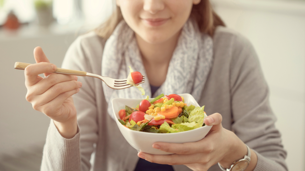 野菜を食べている女性