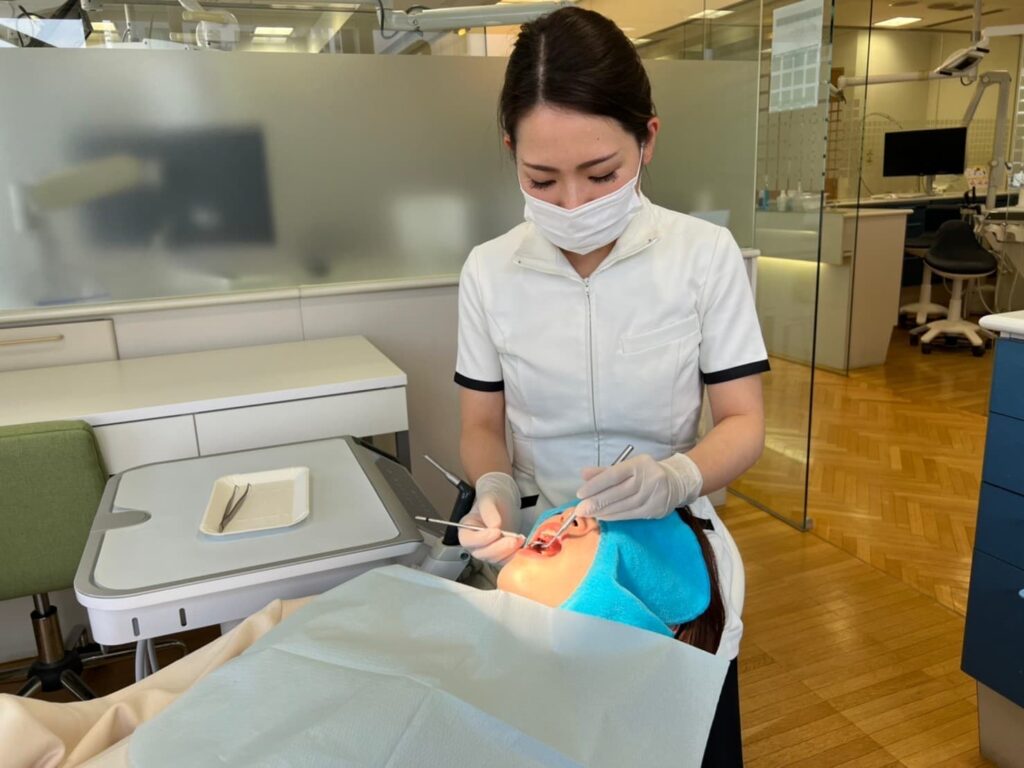 インプラントのメンテナンスを受ける様子
