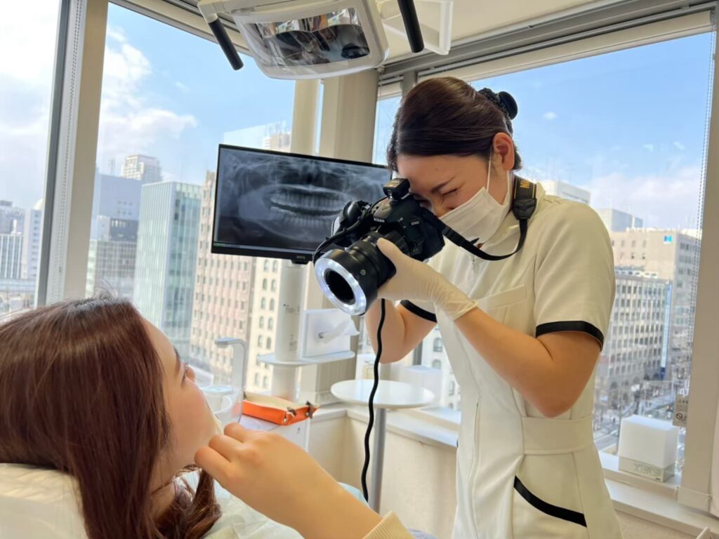 口腔内写真を撮る様子