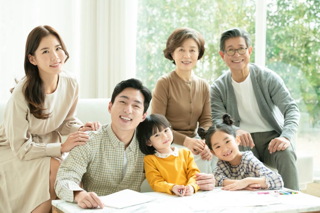 笑顔を見せる3世代家族