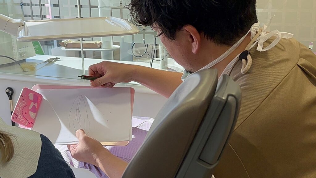 治療について説明する歯科医師