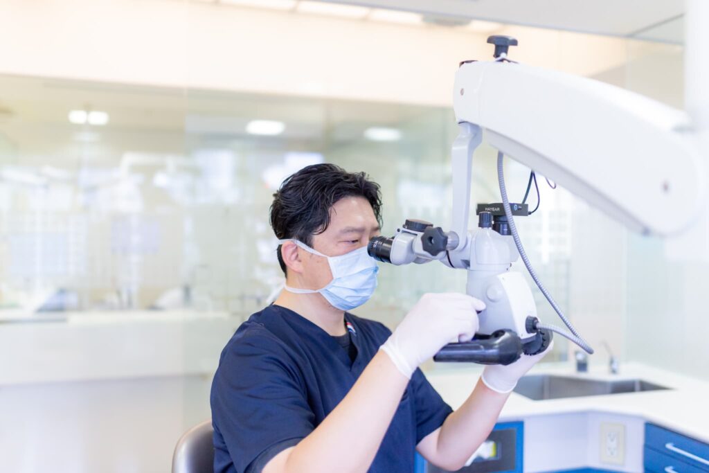 精密機械を使用する歯科医師