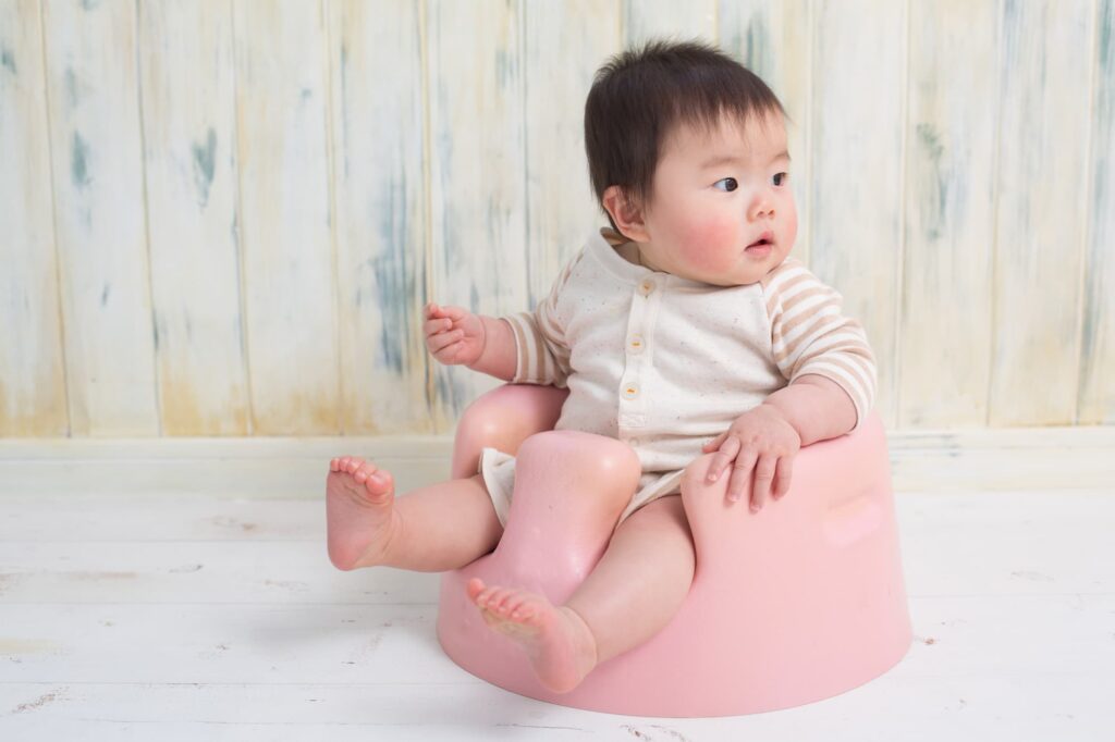 椅子に座る赤ちゃん