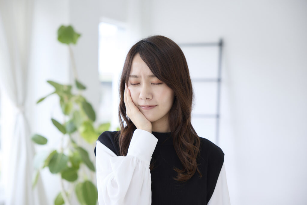 歯痛が続く女性