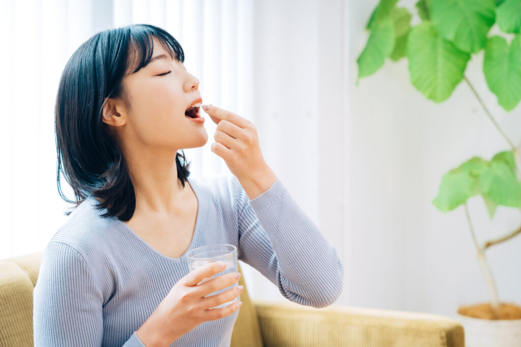 鎮痛剤を服用する女性