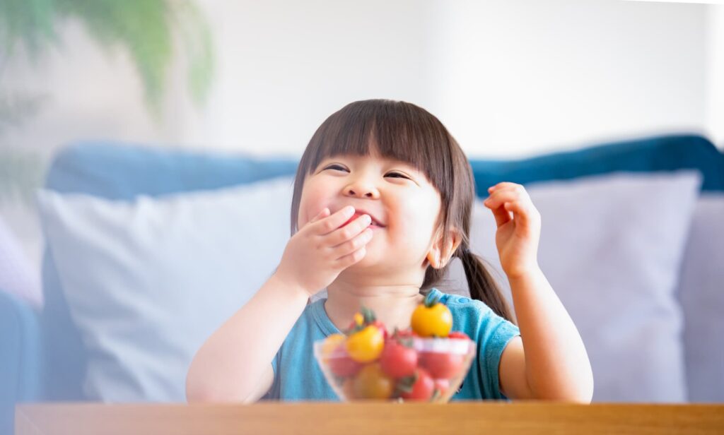 おやつを食べる女の子