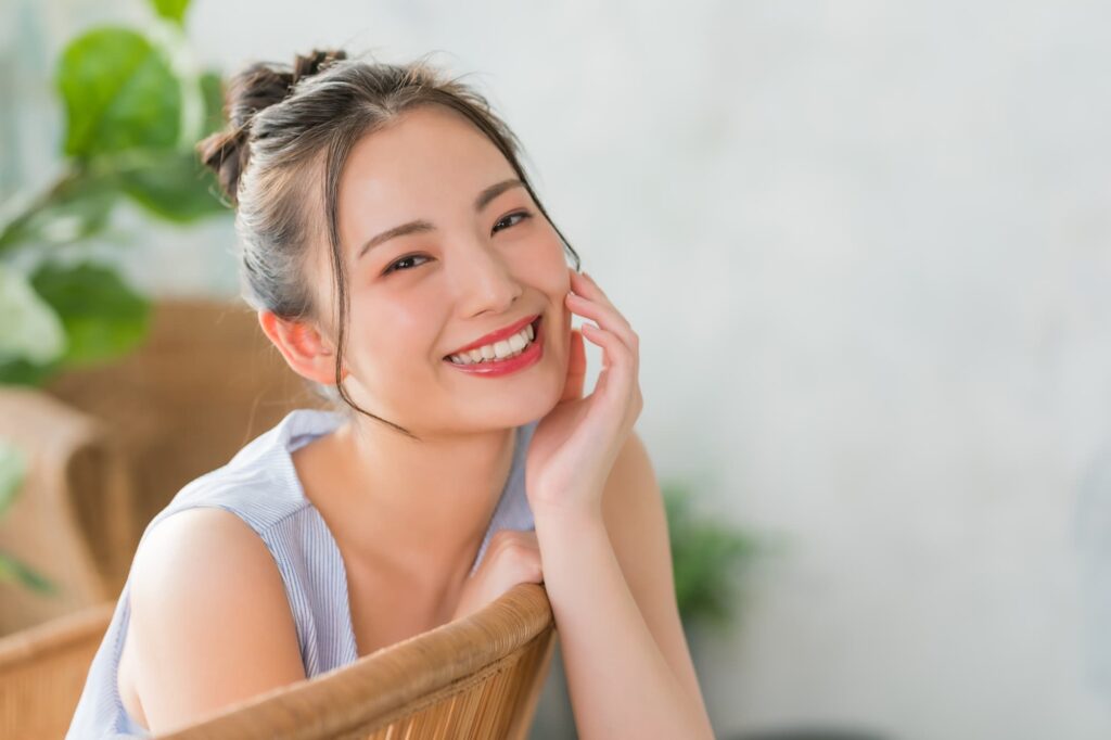 白い歯を見せて笑う女性