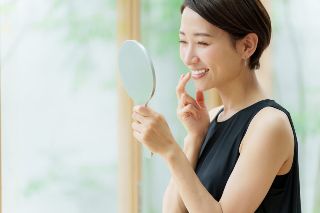 鏡を見る女性