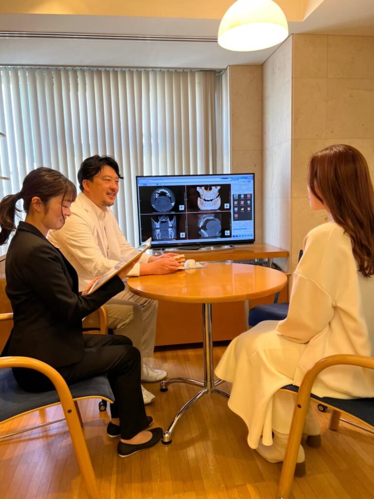 歯科医院を訪れた女性