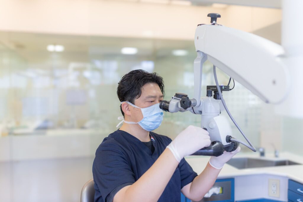 繊細な治療をする様子