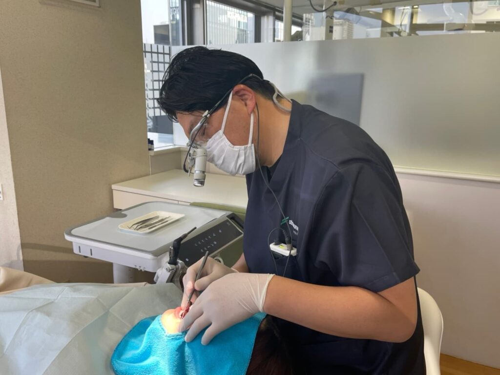 治療を行う院長