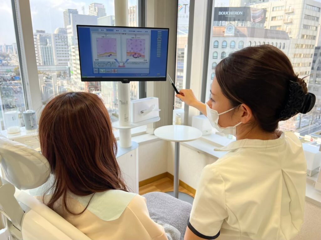 虫歯予防について伝える歯科衛生士