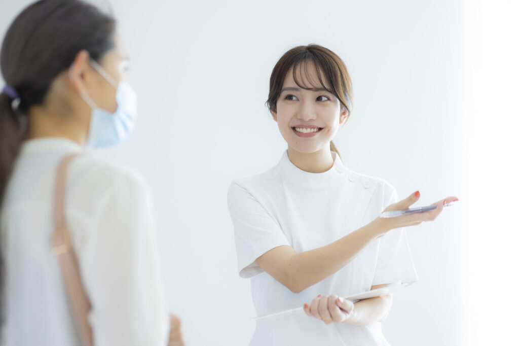 案内をする歯科衛生士