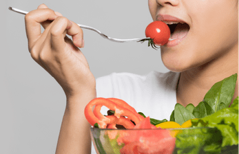 食事をする女性