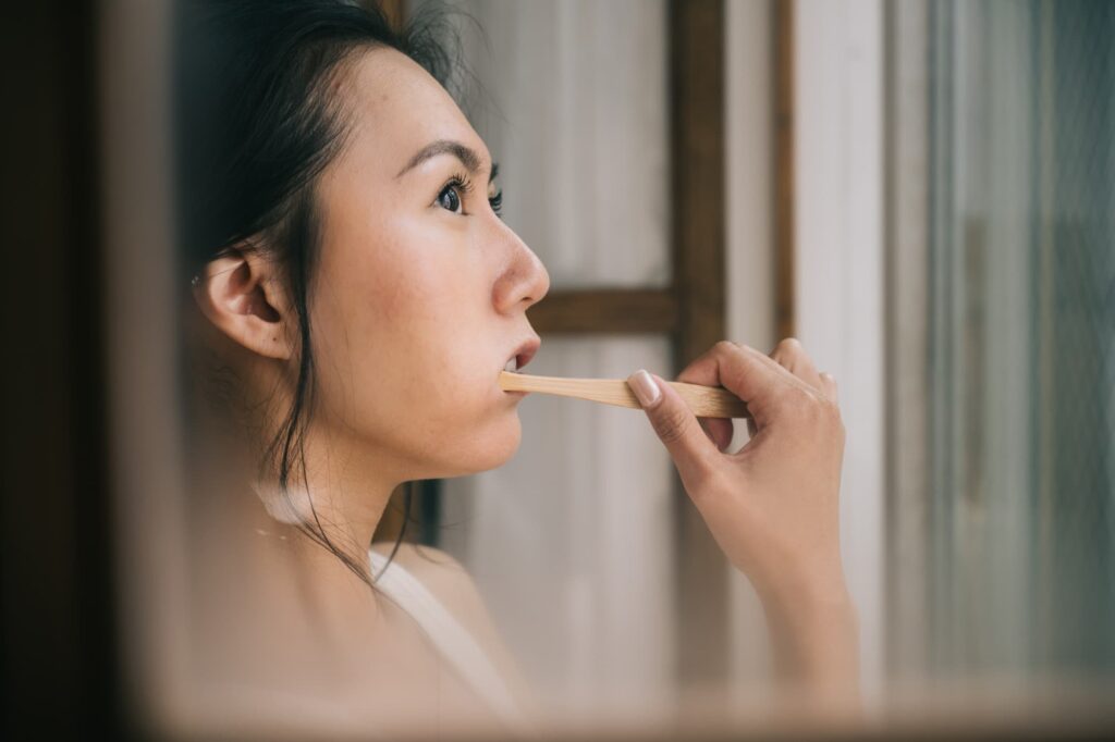 歯みがきをする女性