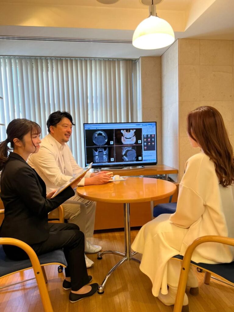 治療の説明を受ける様子
