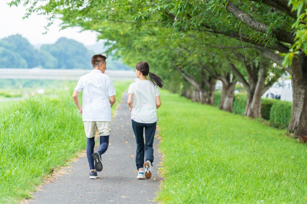 並んで歩く夫婦