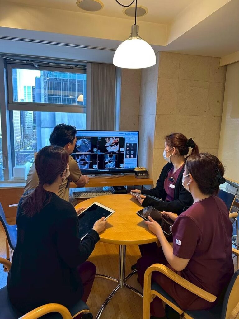 スタッフとの打ち合わせの様子