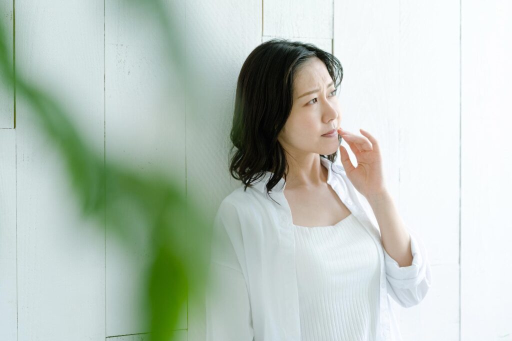 嚙み合わせを気にする女性