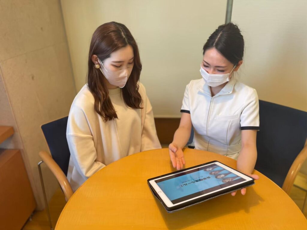 治療の説明をする様子