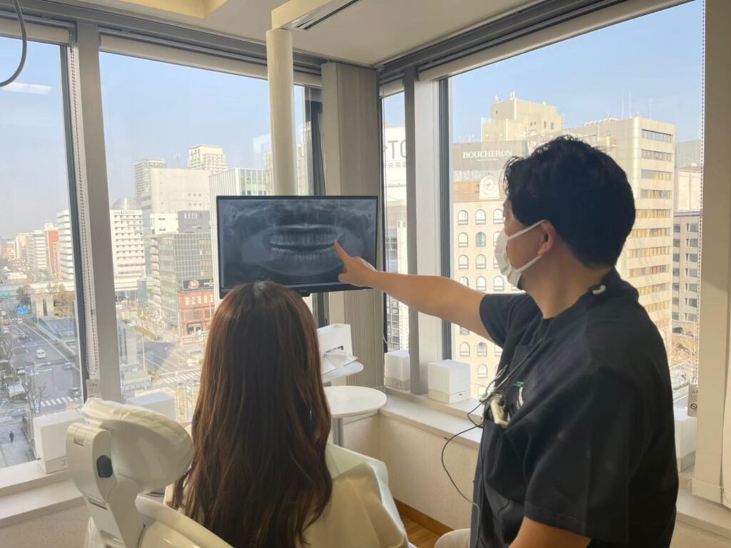 治療の説明をする様子