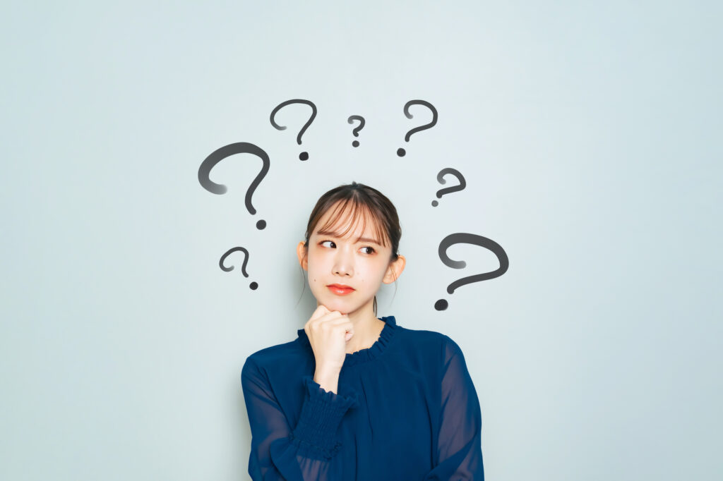 歯周病があるとインプラントはできないのか考える女性