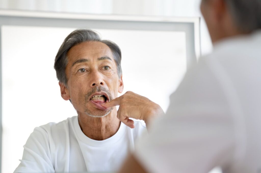 インプラントの歯を確認するミドル男性