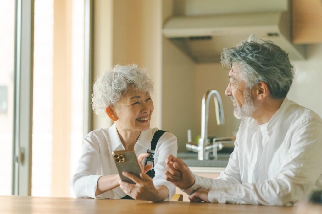 笑顔で食事をする高齢夫婦