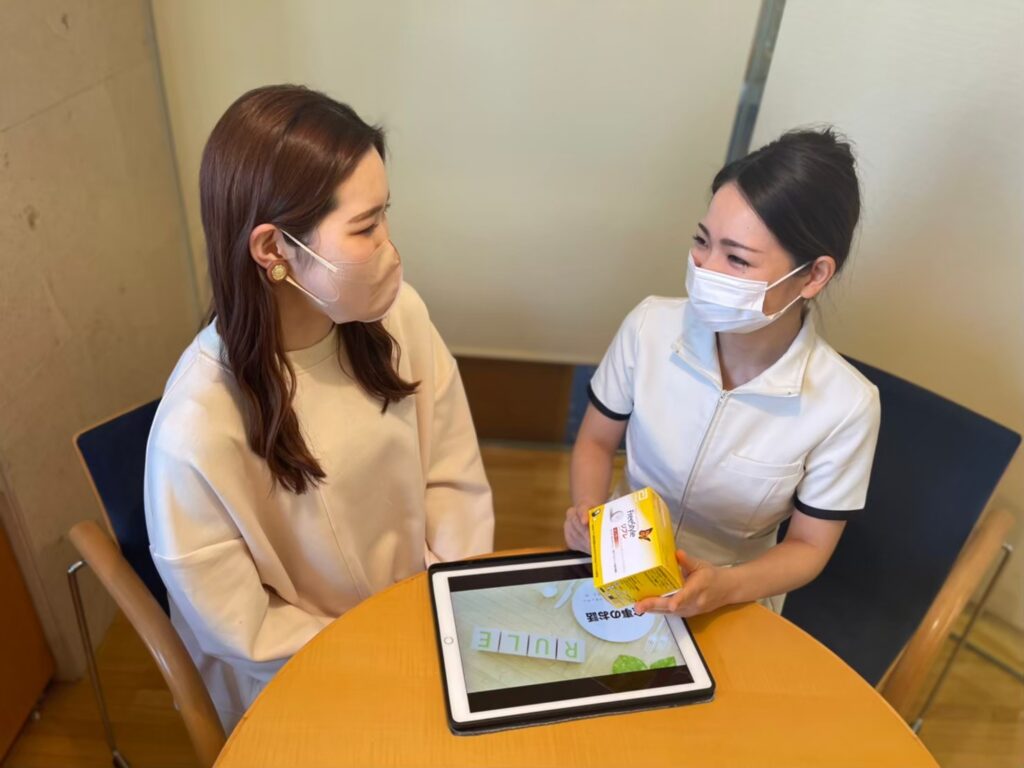 患者様にご案内をする歯科衛生士