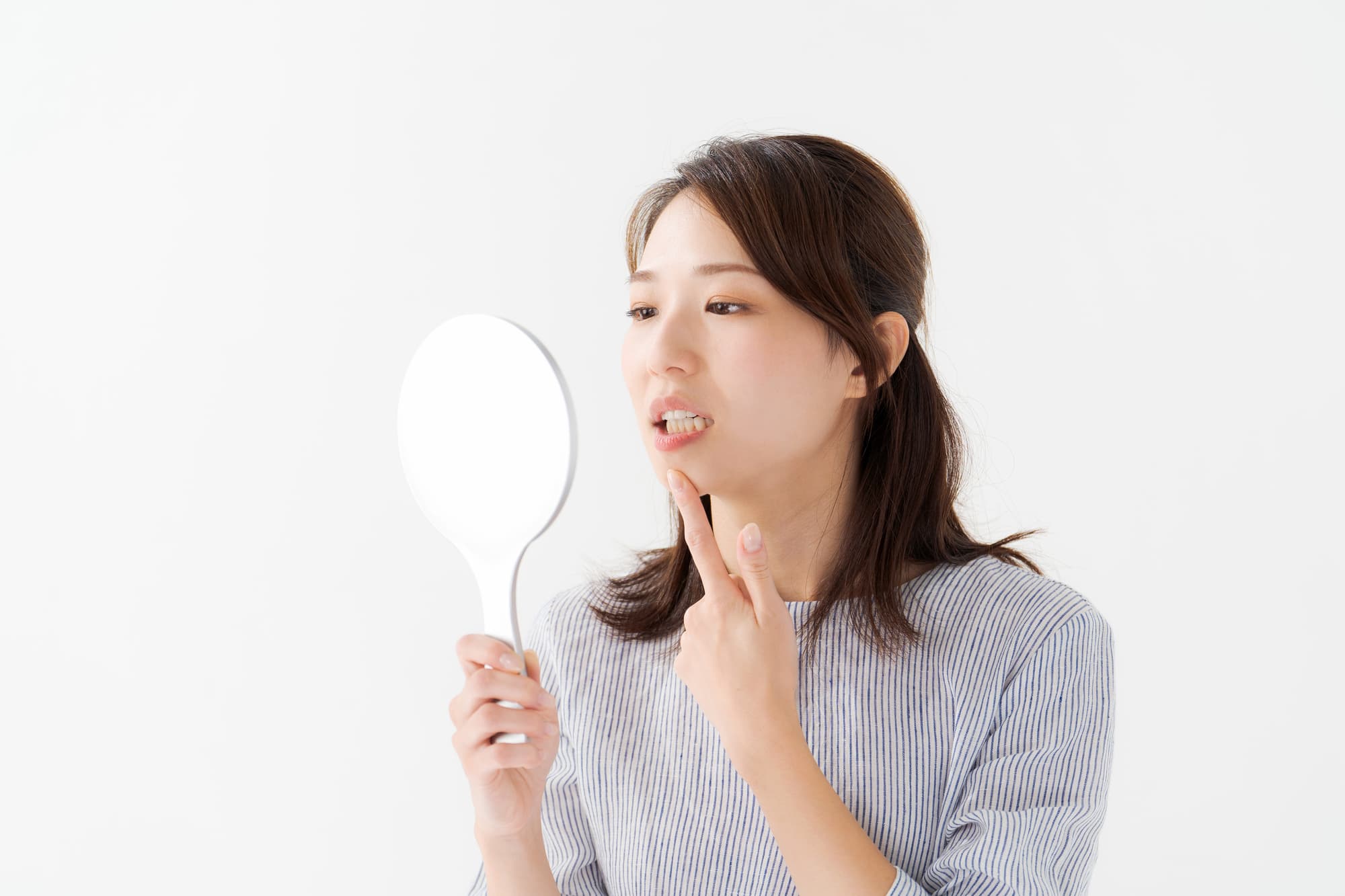 仮歯が取れて気にする女性