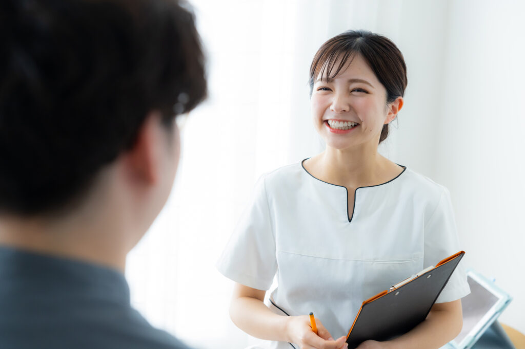 丁寧にカウンセリングを行う様子