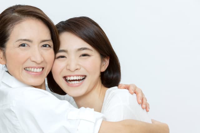 痛みを感じることなくインプラント手術を終えた笑顔の女性