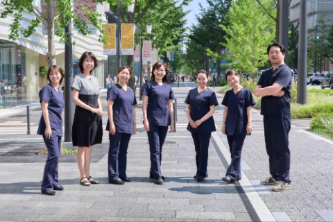 歯科医院のスタッフが出迎える様子