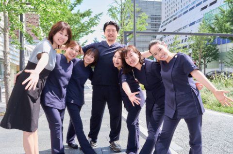 笑顔で出迎える歯科医院スタッフ