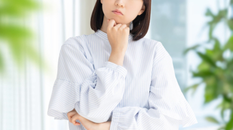 前歯の治療方法の選び方を考える女性