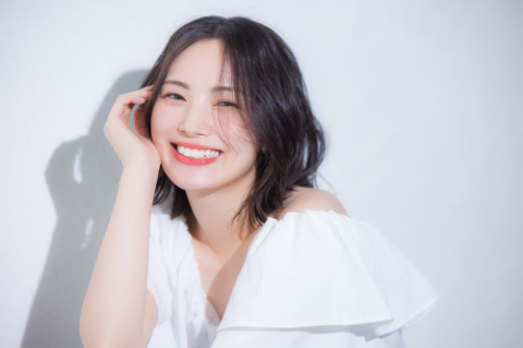 綺麗な前歯の女性